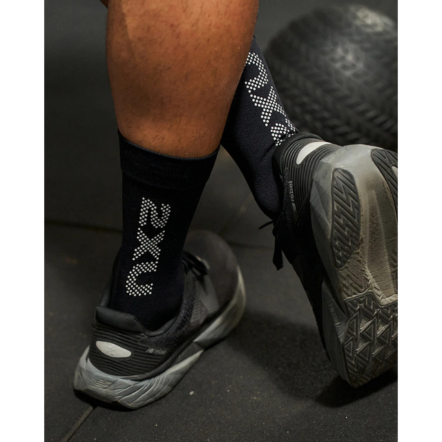 2XU-Vectr-Reflective-Crew-Socks-black-Silver-Reflective-life